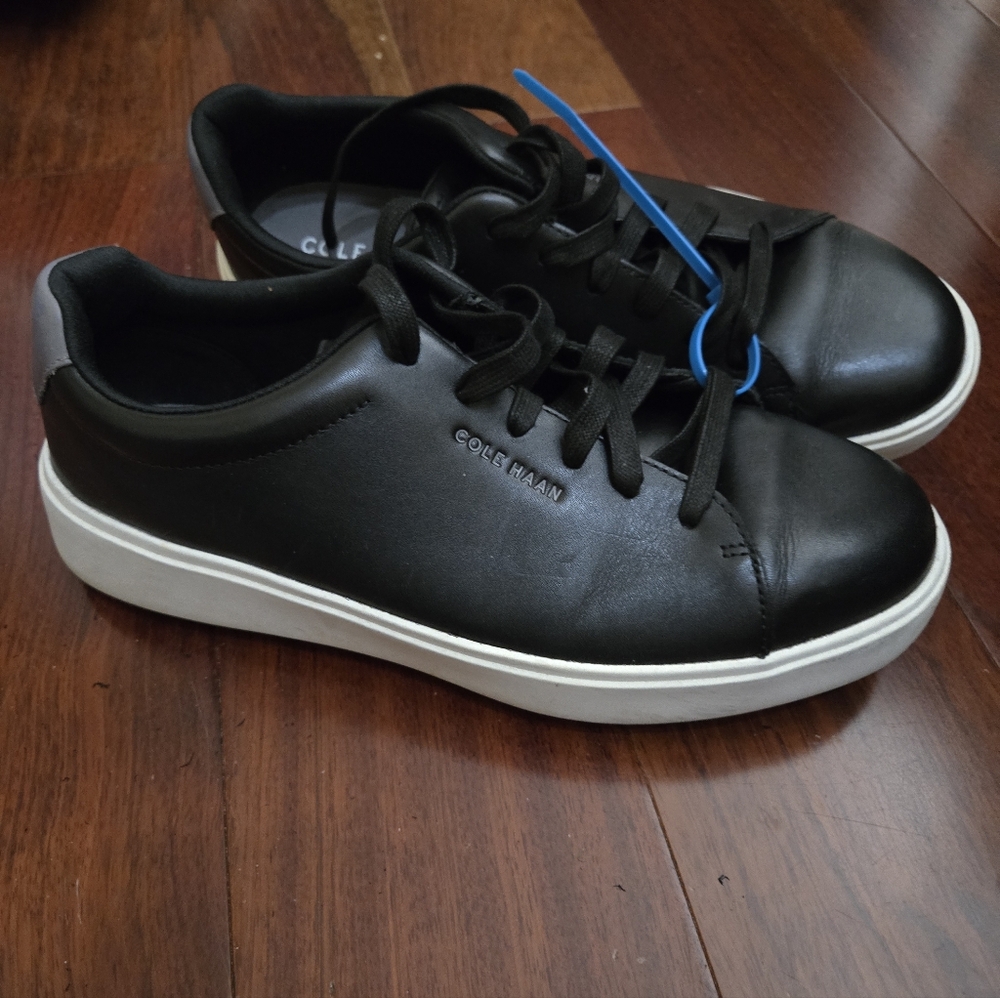 Cole Haan Black Leather Low-Top Sneakers with White Sole Mens Size 9.5